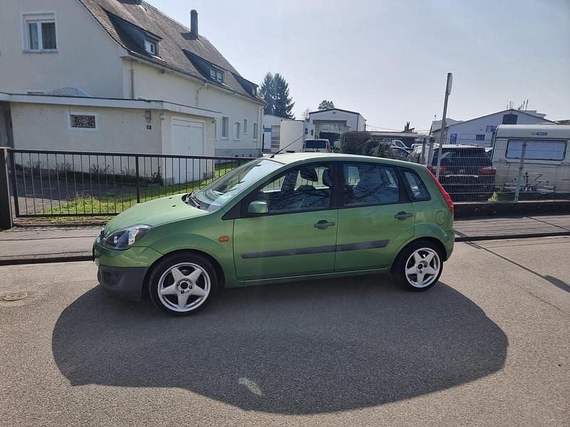 Gebraucht Ford Fiesta 90 PS (66 kW) 2006 Grün Kleinwagen
