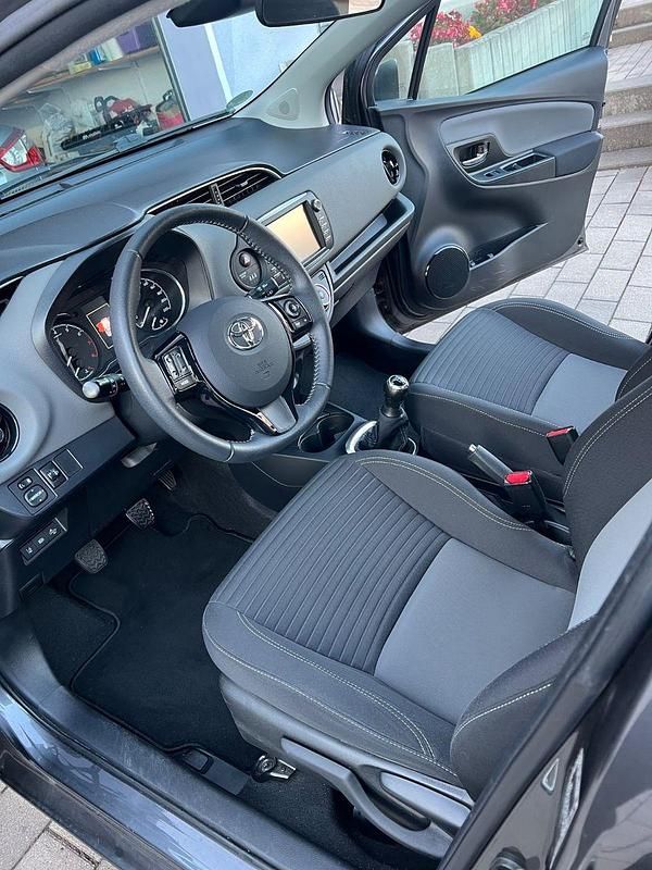 Grau Gebraucht 2019 Toyota Yaris Comfort Kleinwagen | 8.900 € (Guter Preis) - Bild 1/4