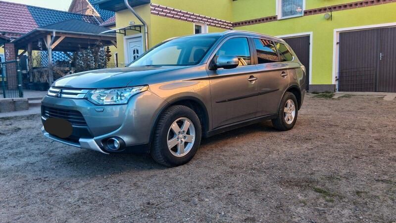 Grau Gebraucht 2014 Mitsubishi Outlander Plus SUV | 7.900 € (Etwas zu teuer) - Bild 1/4