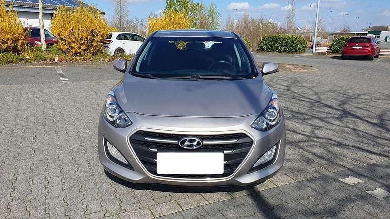 Gebraucht Hyundai i30 Pure 101 PS (74 kW) 2017 Beige Limousine