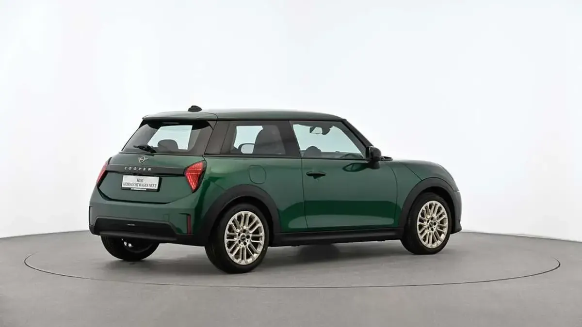 Gebraucht Mini Cooper Favoured 156 PS (114 kW) 2024 Grün Kleinwagen