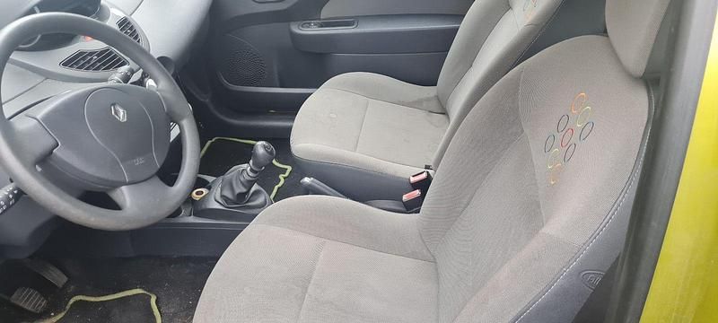 Second-hand Renault Twingo Expression 58 CP (42 kW) 2009 Auriu Hatchback