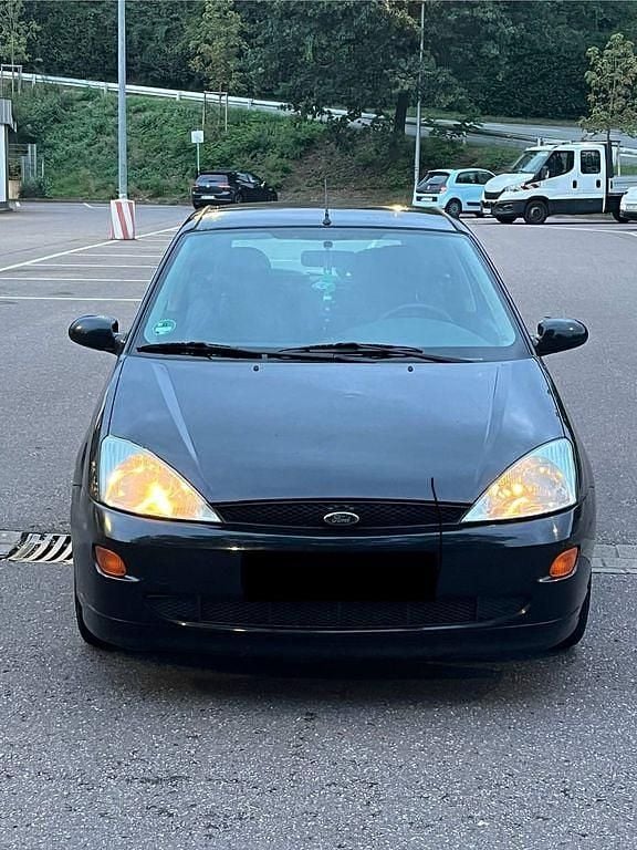Schwarz Gebraucht 2001 Ford Focus Futura Limousine | 850 € (Guter Preis) - Bild 1/4