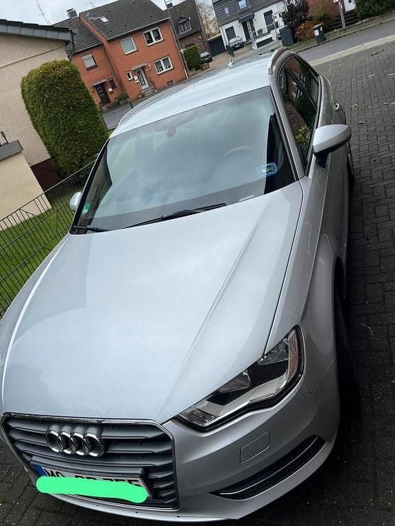 Silber Gebraucht 2014 Audi A3 Sportback Ambition Limousine | 10.900 € (Guter Preis) - Bild 1/4