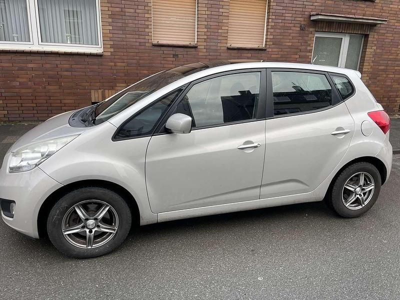 Używany Kia Venga Vision 90 KM (66 kW) 2010 Beżowy Hatchback