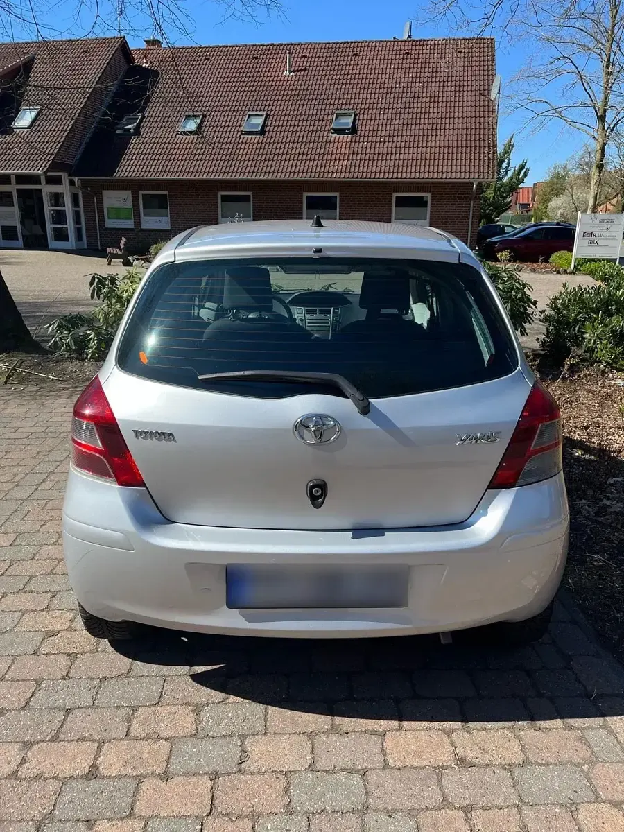 Gebraucht Toyota Yaris 69 PS (50 kW) 2011 Silber Kleinwagen