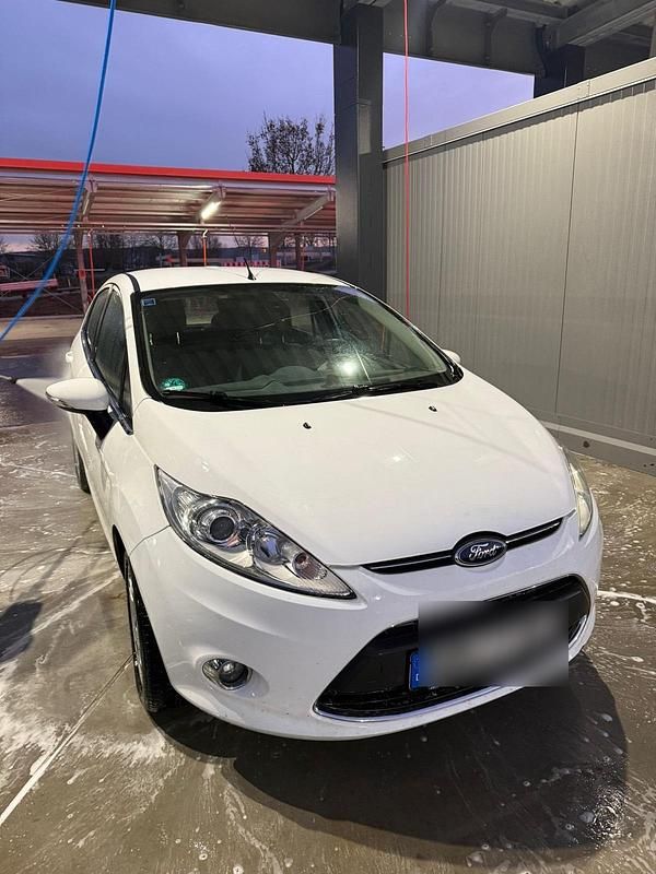 Weiß Gebraucht 2011 Ford Fiesta Titanium Kleinwagen | 4.099 € (Fairer Preis) - Bild 1/4