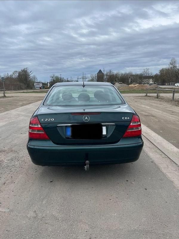 Gebraucht Mercedes E220 Classic 150 PS (110 kW) 2002 Grün Limousine
