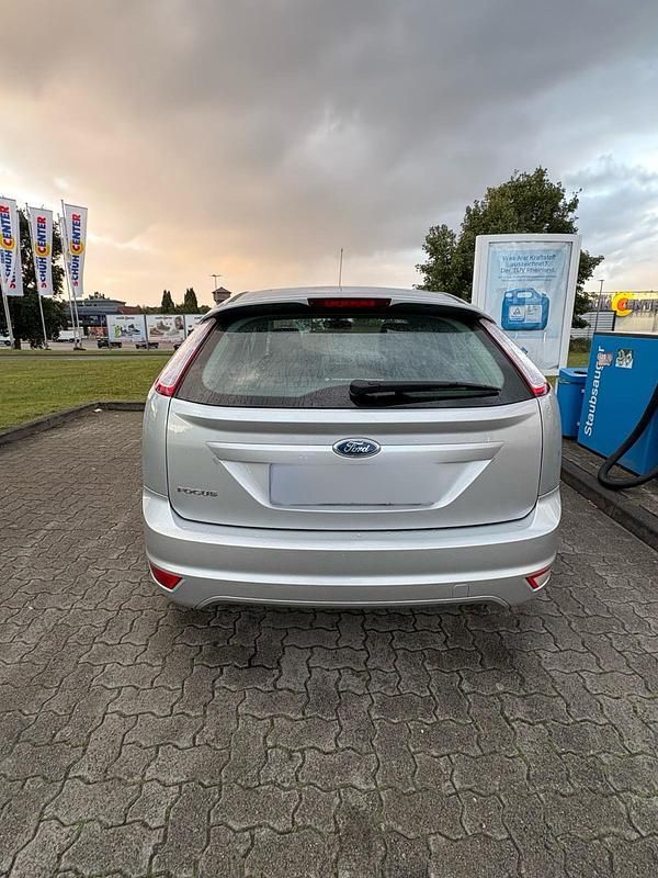 Gebraucht Ford Focus 115 PS (84 kW) 2009 Silber Limousine