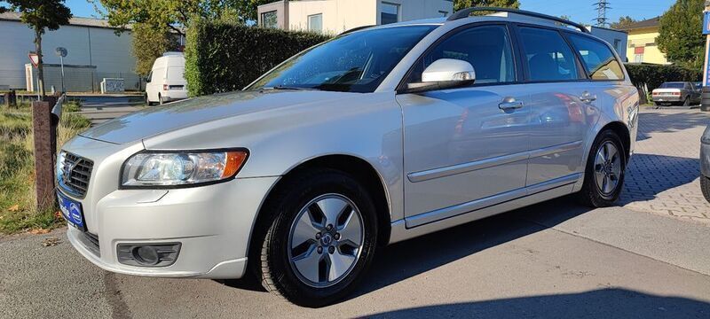 Silber Gebraucht 2010 Volvo V50 Momentum Kombi | 5.950 € (Fairer Preis) - Bild 1/4