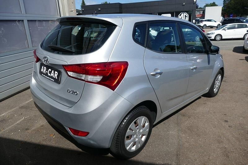 Gebraucht Hyundai ix20 Classic 90 PS (66 kW) 2012 Silber Kleinwagen
