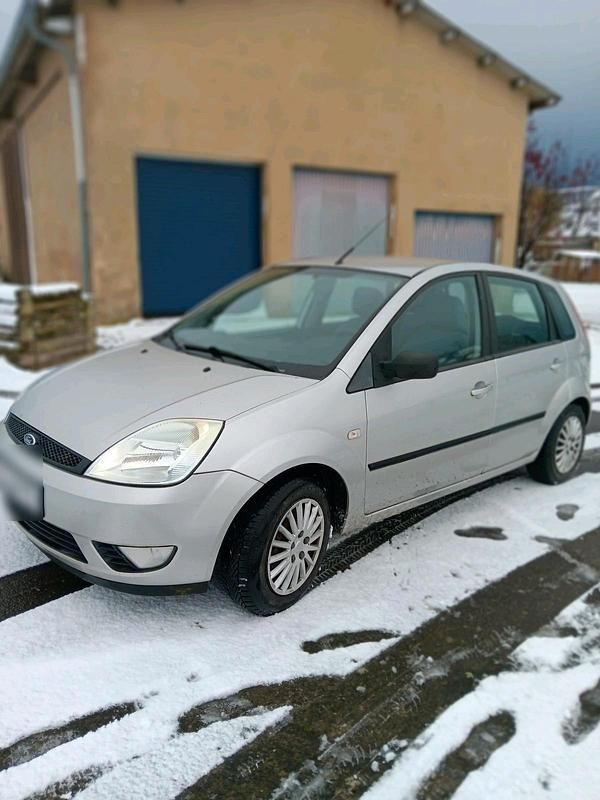 Silber Gebraucht 2005 Ford Fiesta Limousine | 699 € (Superpreis) - Bild 1/4