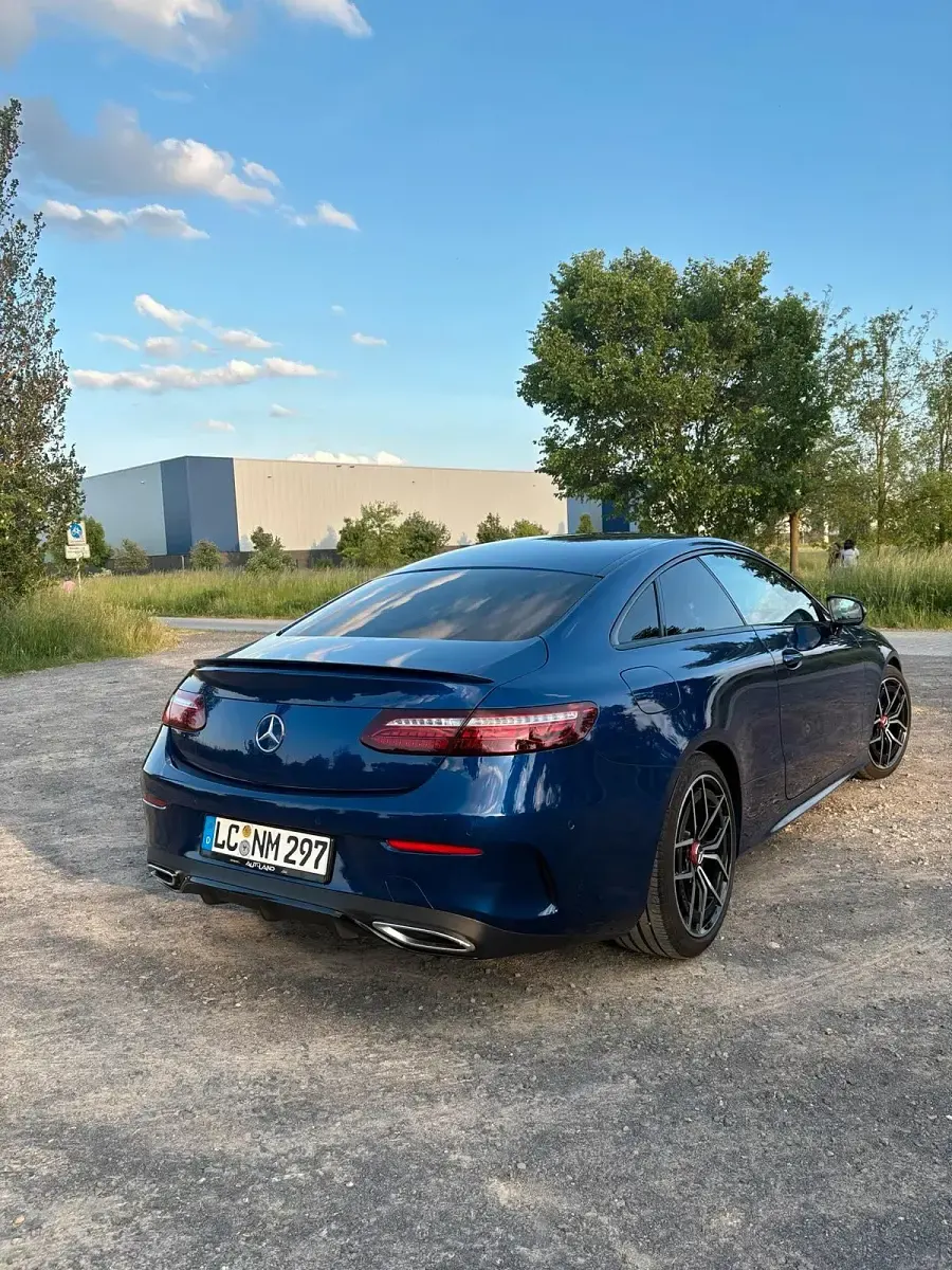Gebraucht Mercedes E220 194 PS (142 kW) 2021 Blau Coupé