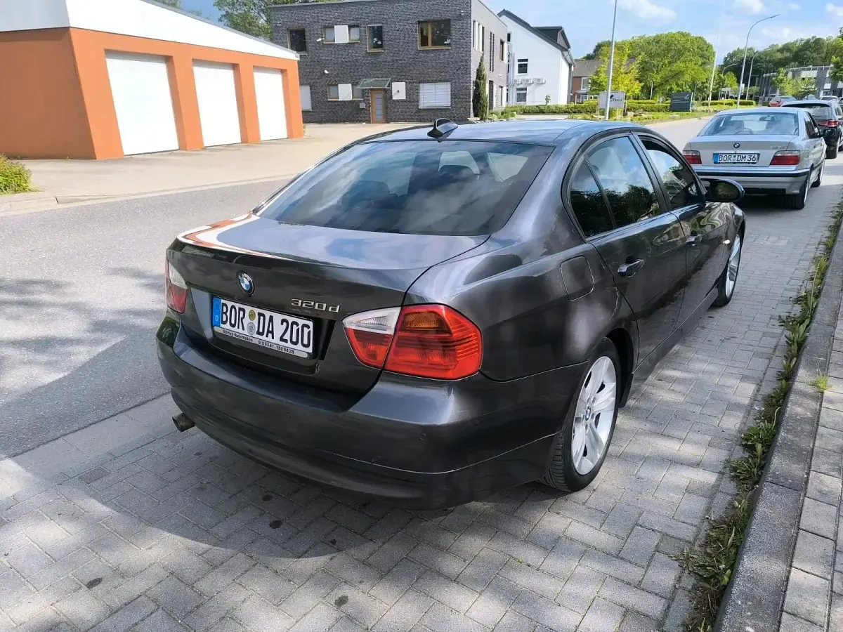 Gebraucht BMW 320 163 PS (119 kW) 2005 Grau Limousine
