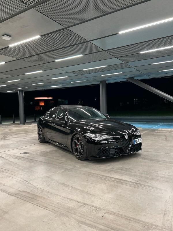 Schwarz Gebraucht 2017 Alfa Romeo Giulia Veloce Limousine | 27.599 € (Teuer) - Bild 1/4