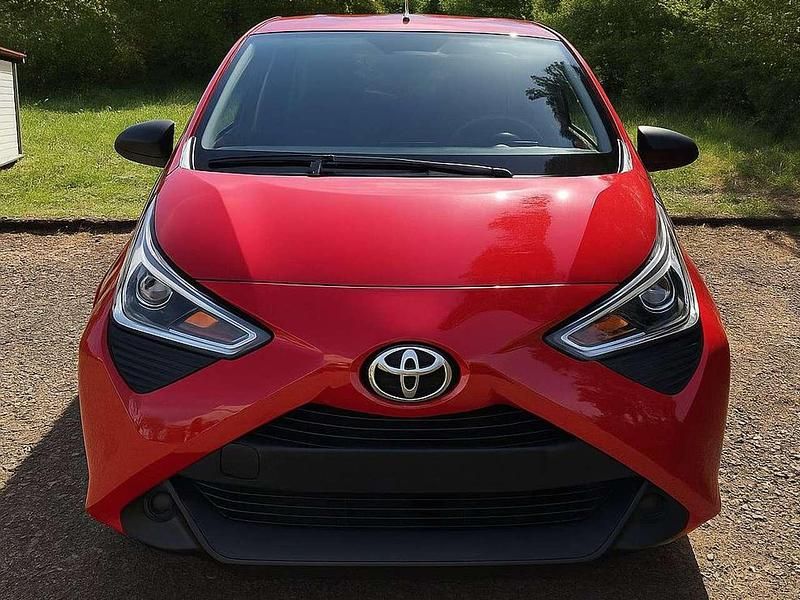 Rot Gebraucht 2018 Toyota Aygo Connect Style Kleinwagen | 7.219 € (Fairer Preis) - Bild 1/4