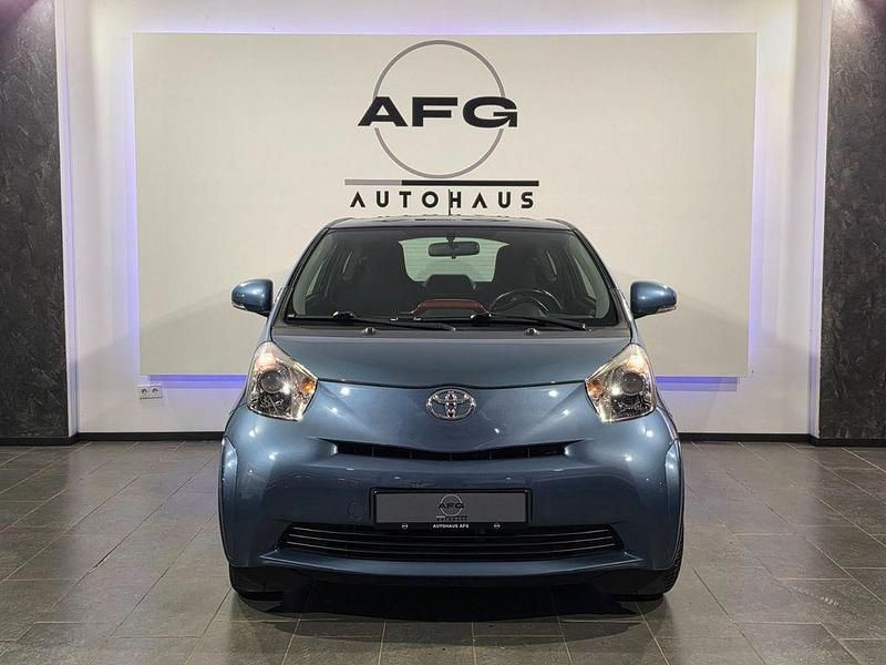 Gebraucht Toyota iQ Basis 68 PS (50 kW) 2011 Blau Kleinwagen