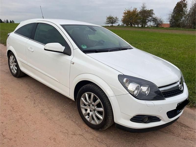 Weiß Gebraucht 2009 Opel Astra GTC Selection Limousine | 2.390 € (Fairer Preis) - Bild 1/4