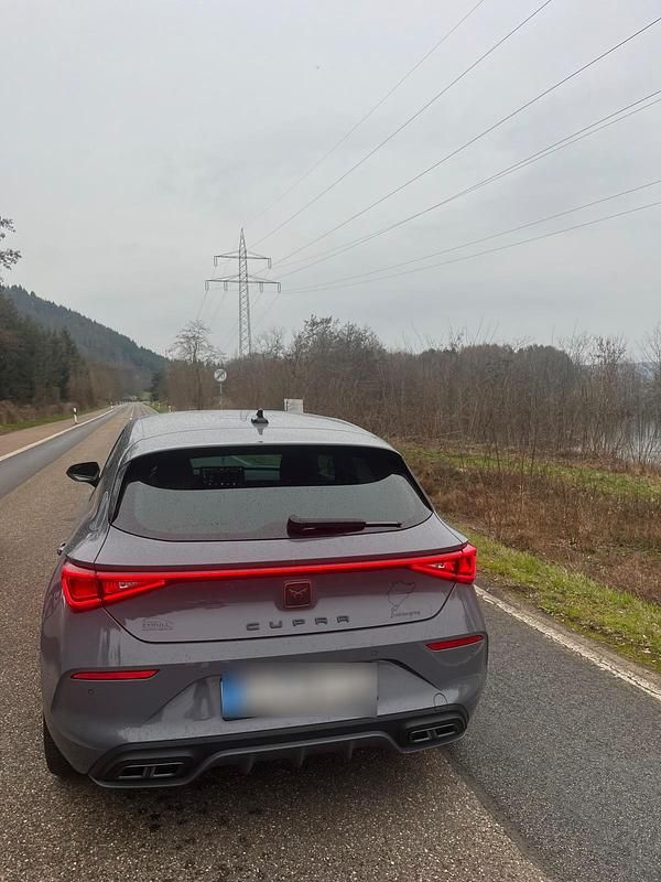 Używany Cupra Leon 150 KM (110 kW) 2023 Szary Sedan/Limuzyna
