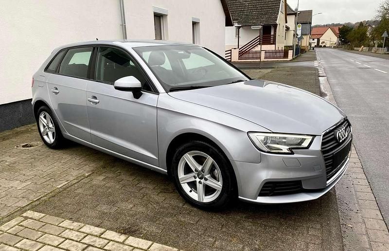 Gebraucht Audi A3 116 PS (85 kW) 2019 Grau Limousine