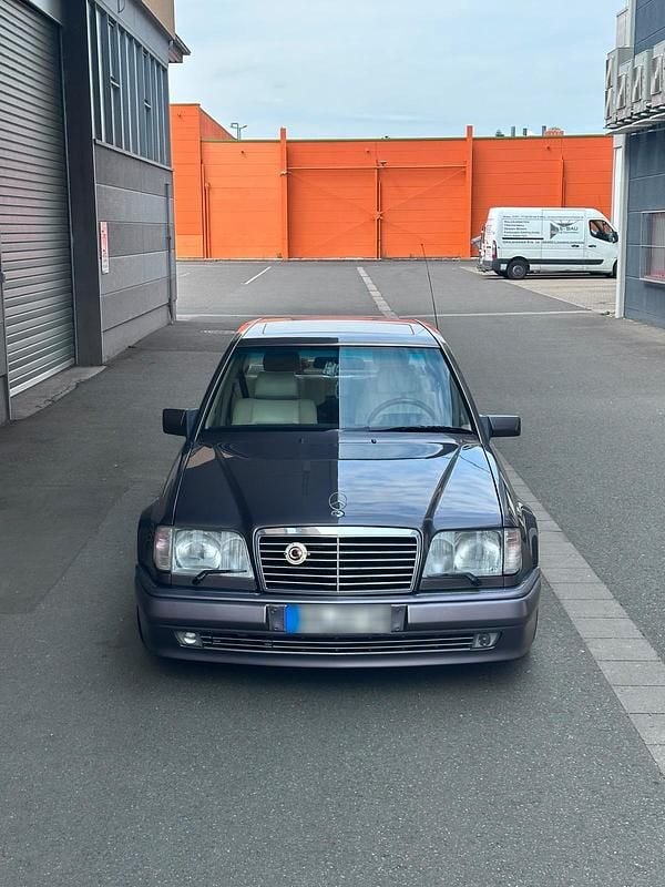 Gebraucht Mercedes E500 220 PS (161 kW) 1987 Violet Limousine