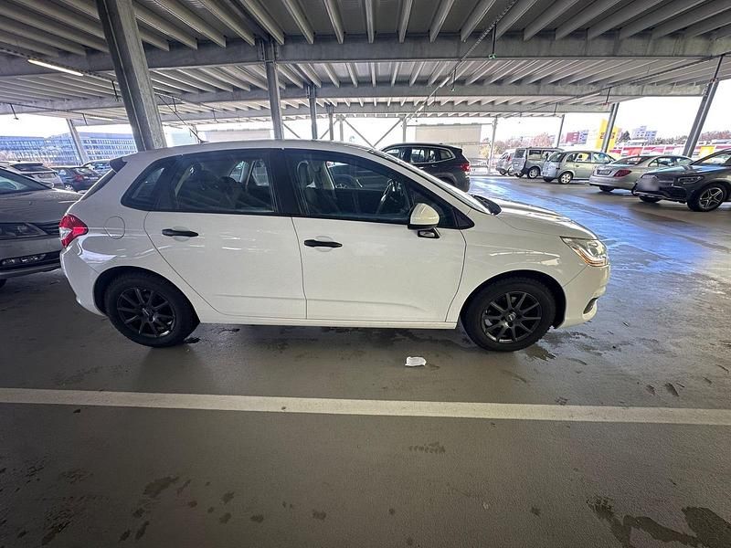 Gebraucht Citroën C4 SELECTION 95 PS (69 kW) 2012 Weiß Kleinwagen