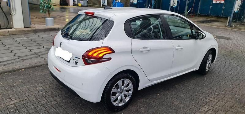 Gebraucht Peugeot 208 Active 68 PS (50 kW) 2017 Weiß Kleinwagen