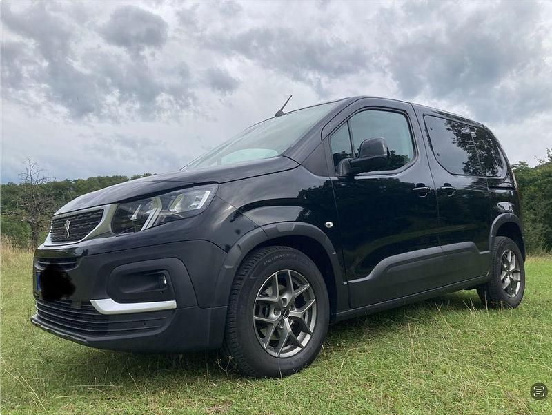 Schwarz Gebraucht 2021 Peugeot Rifter Allure Van / Kleinbus | 14.990 € (Superpreis) - Bild 1/4