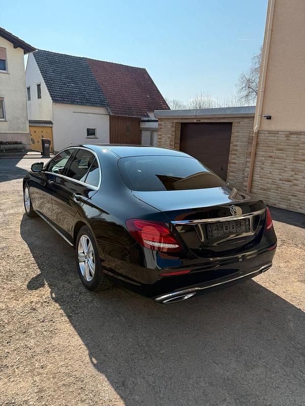 Gebraucht Mercedes E220 194 PS (142 kW) 2016 Schwarz Limousine