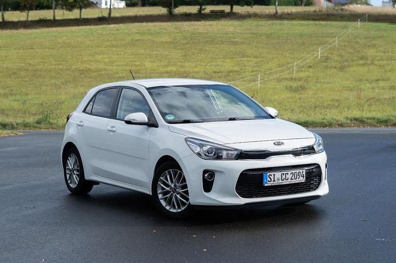 Weiß Gebraucht 2019 Kia Rio DREAM-TEAM Edition Limousine | 11.800 € (Fairer Preis) - Bild 1/4