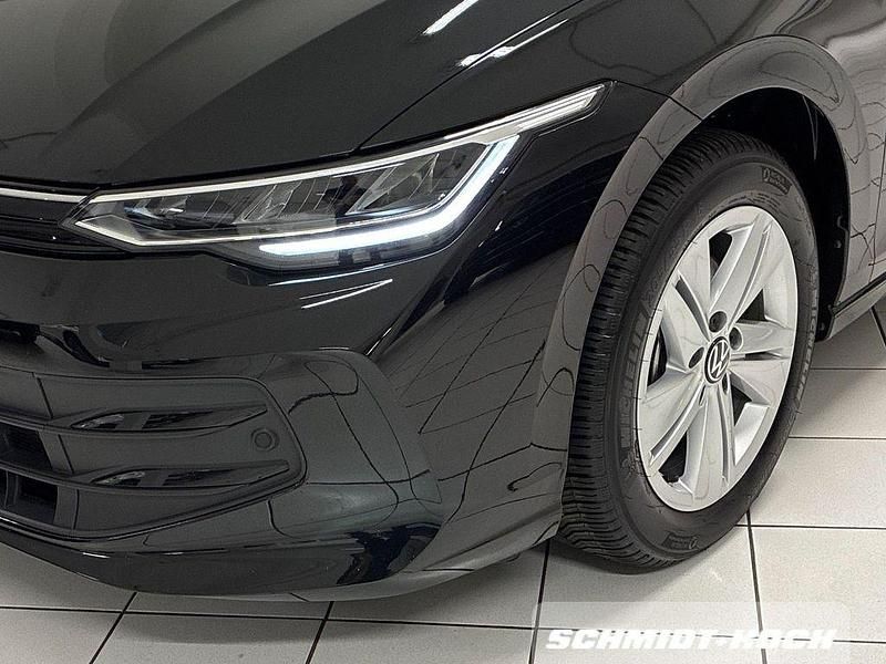 Gebraucht VW Golf VIII Life 150 PS (110 kW) 2024 Grenadillschwarz (schwarz) Kombi