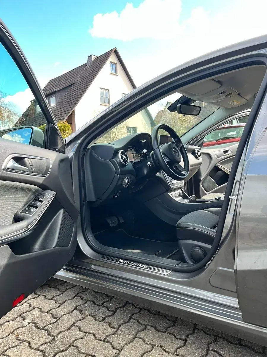 Gebraucht Mercedes A180 122 PS (89 kW) 2017 Grau Limousine
