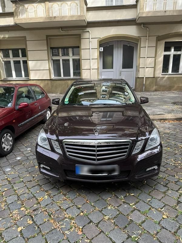 Braun Gebraucht 2010 Mercedes E350 Limousine | 13.500 € (Etwas zu teuer) - Bild 1/4