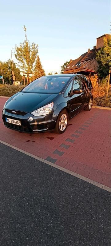 Grau Gebraucht 2009 Ford S-MAX S Van / Kleinbus | 4.500 € (Etwas zu teuer) - Bild 1/4