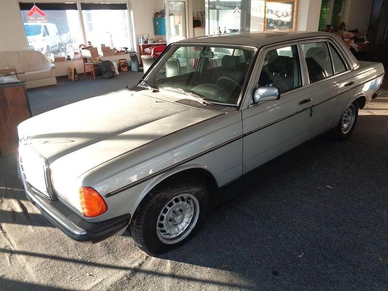 Silber Gebraucht 1983 Mercedes E300 Limousine | 5.995 € - Bild 1/4