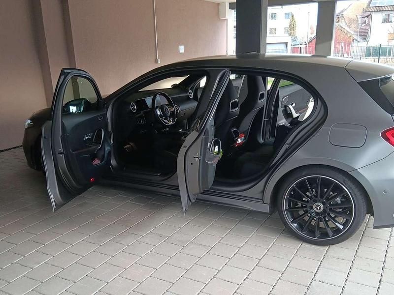 Grau Gebraucht 2019 Mercedes A200 AMG line Limousine | 25.500 € (Fairer Preis) - Bild 1/4