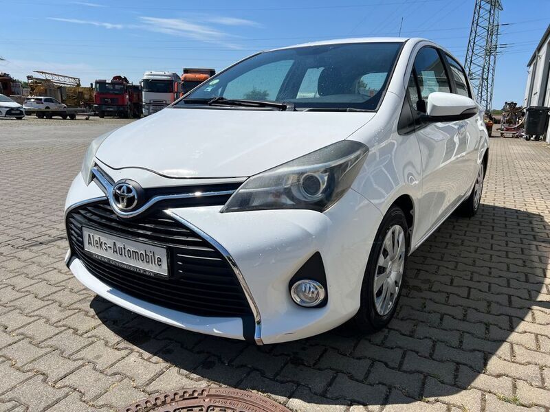 Weiß Gebraucht 2015 Toyota Yaris Limousine | 6.390 € (Fairer Preis) - Bild 1/4