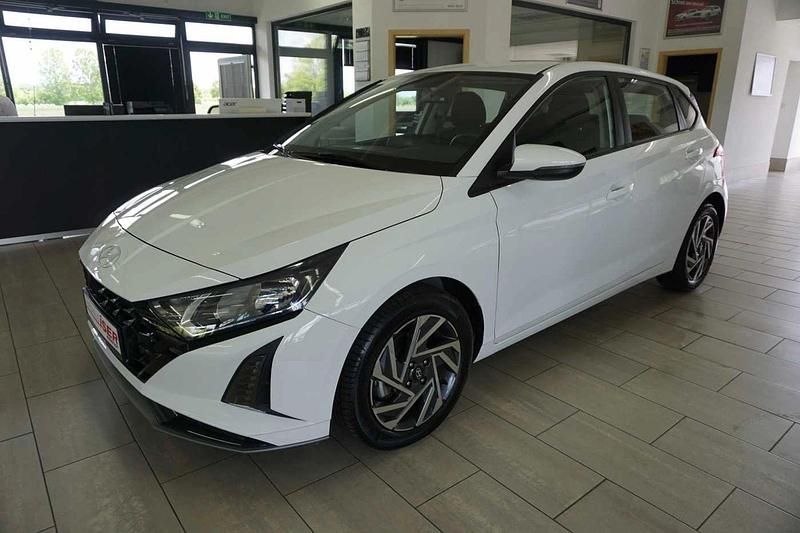 Weiss Gebraucht 2024 Hyundai i20 Trend Limousine | 22.668 € - Bild 1/4