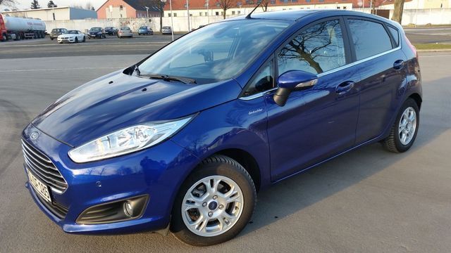 Gebraucht Ford Fiesta Titanium 101 PS (74 kW) 2014 Blau metallic Kleinwagen