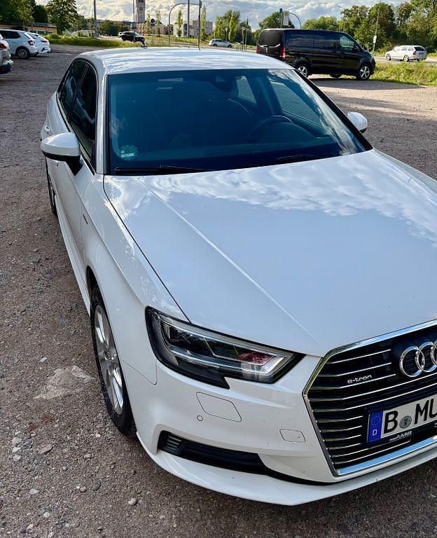 Weiß Gebraucht 2016 Audi A3 Sportback e-tron Design Limousine | 12.500 € (Fairer Preis) - Bild 1/4