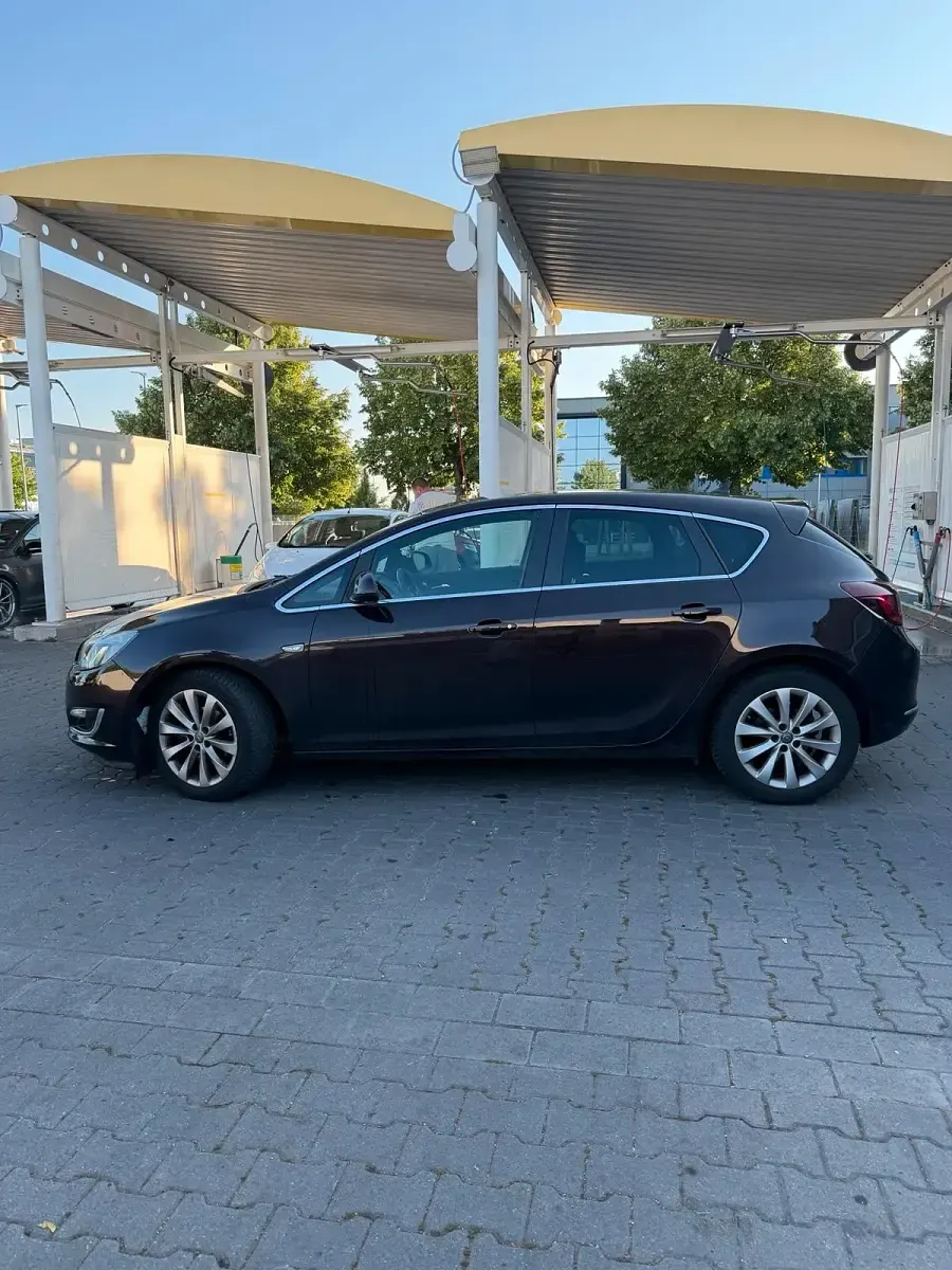 Gebraucht Opel Astra 140 PS (102 kW) 2015 Braun Kleinwagen