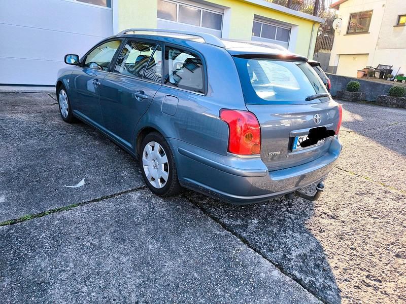 Grau Gebraucht 2003 Toyota Avensis Kombi | 1.800 € (Fairer Preis) - Bild 1/4