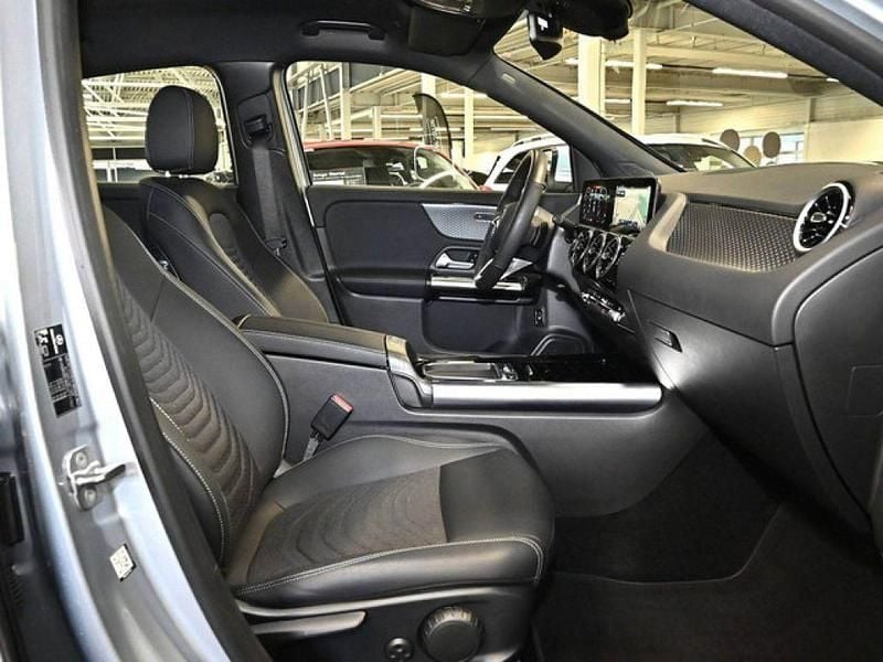 Gebraucht Mercedes GLA200 Advanced 163 PS (119 kW) 2024 Silber / hightechsilber SUV