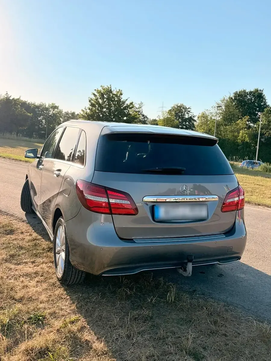 Gebraucht Mercedes 180 109 PS (80 kW) 2016 Grau Limousine