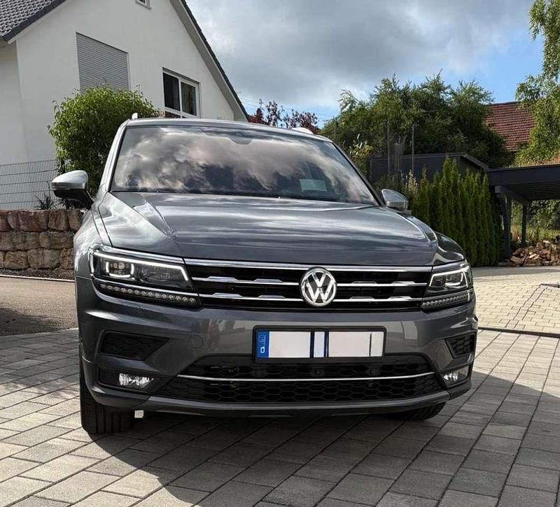 Grau Gebraucht 2018 VW Tiguan Allspace Highline SUV | 27.990 € (Fairer Preis) - Bild 1/4