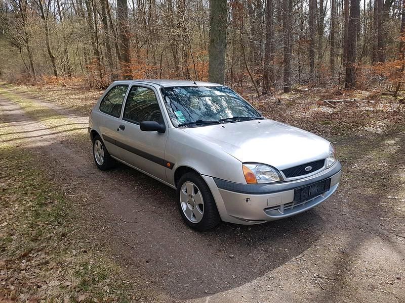Używany Ford Fiesta 59 KM (43 kW) 2002 Srebrny Hatchback