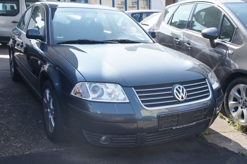 Grau Gebraucht 2001 VW Passat Comfortline Limousine | 1.350 € (Superpreis) - Bild 1/2