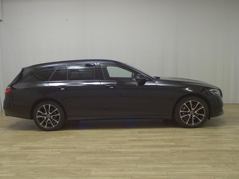 Schwarz Gebraucht 2022 Mercedes E220 Avantgarde Limousine | 29.280 € (Superpreis) - Bild 1/4