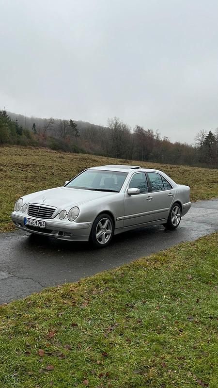 Silber Gebraucht 2001 Mercedes E320 Avantgarde Limousine | 6.900 € (Teuer) - Bild 1/4