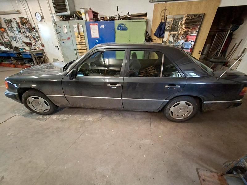 Gebraucht Mercedes E230 1991 Schwarz Limousine